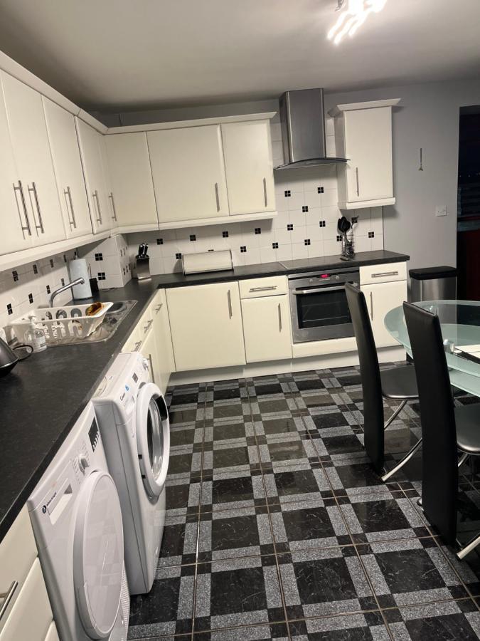 פודסי The Farm House Modern Spacious 2 Bedroom Home At Tong Road Leeds Perfect For Contractors Free Secure Parking מראה חיצוני תמונה